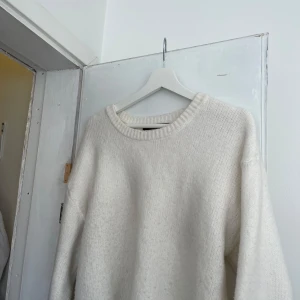 Vit stickad tröja från BikBok - Lite nopprig och hyfsat använd. 