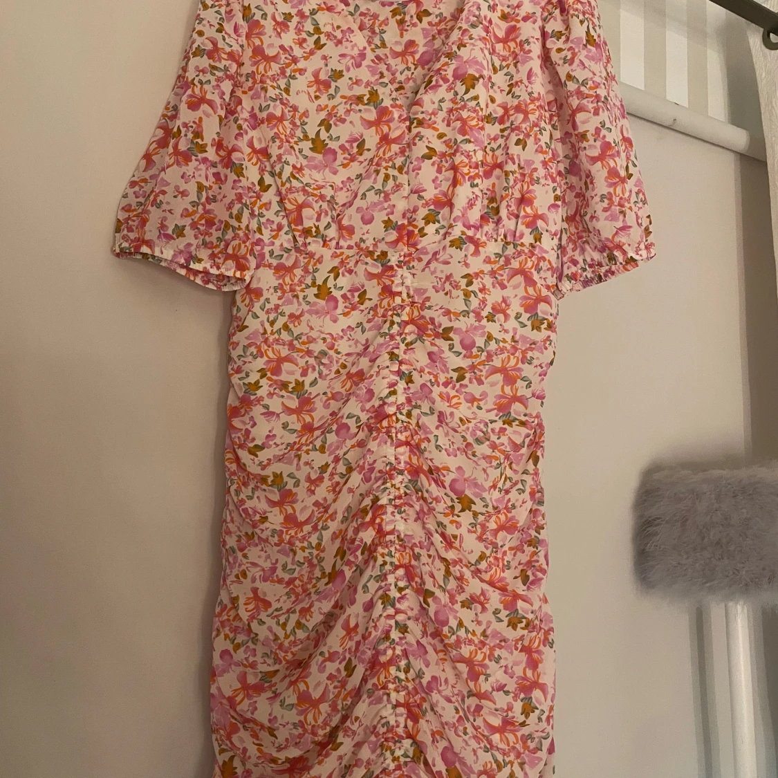 Blommig kortklänning med volang - 2