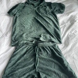 Grönt frottésett från lager 157 - Mörkgrönt frottésett från Lager157. Perfekta för varma dagar, med avslappnad passform och enkel design.