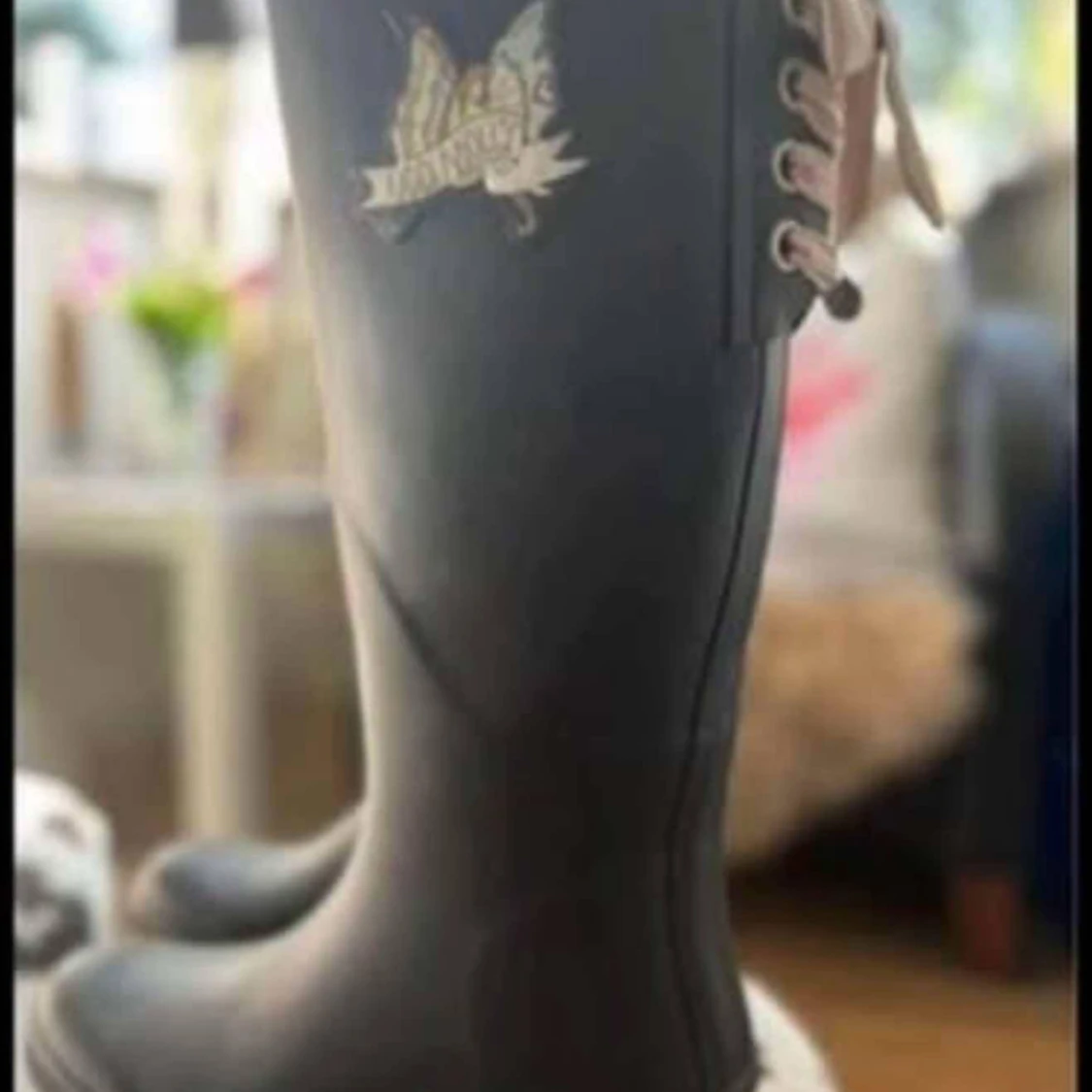 Svarta höga gummistövlar med rosa snörning