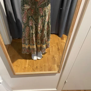 Mönstrad långkjol från Stajl - Säljer en färgglad långkjol från Stajl med paisleymönster. Kjolen har resår i midjan och ett flowigt fall. Jag säljer den pågrund av att den är för kort för mig. Jag är 168cm lång. Kjolen är i one size men passar bra på xs/s. Den är lite skadad i resår i midjan men det är inget som syns på utsidan. Annars så är den i bra skick!🫶🏻🫶🏻           Pris kan diskuteras.
