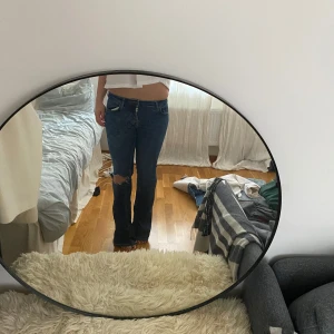 Blå bootcut jeans med slitning - Säljer ett par blå bootcut jeans med slitning på ena knät. Från zara