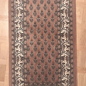 Wilton matta i 100% ull, klassiskt mönster - Nytvättad (kemtvätt) Wilton Matta, traditionellt Wilton mönster och passar perfekt som inredningsdetalj i hemmet. Materialet är ull, mått: 63*117 cm