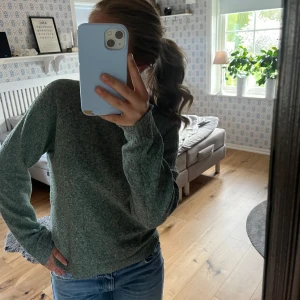 Grön stickad tröja från Vero Moda - Mysig grön stickad tröja från Vero Moda. Tröjan har fått små noppror men det är inget som förstör helhetsintrycket🥰🥰