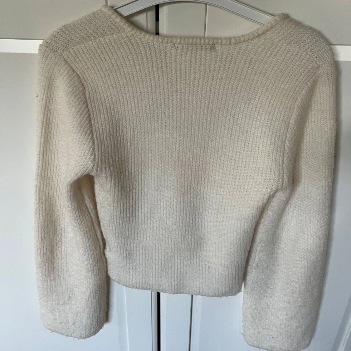 Vit stickad tröja med fyrkantig ringning från Gina Tricot - 2