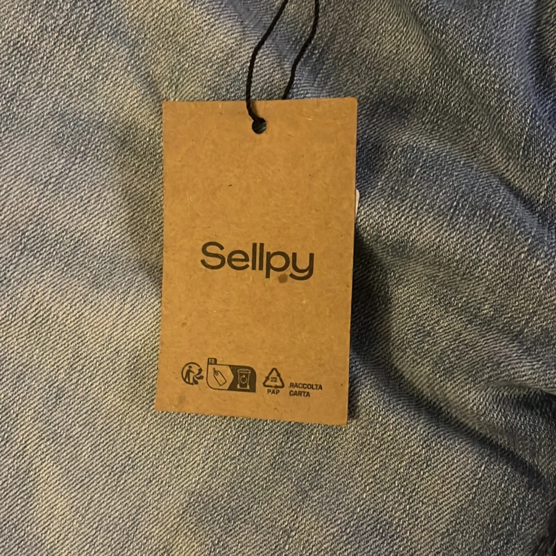 Blå jeans med graffiti-design från Replay - 2