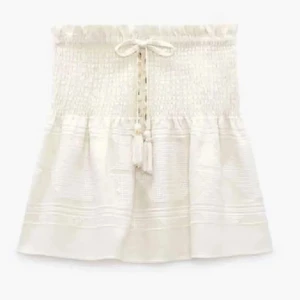 Söt kjol med snäckor - Säljer min supersöta kjol ifrån Zara då den inte har kommit till någon användning! Passar Xs-S och är i väldigt fint skick💞 kontakta mig vid frågor eller funderingar💗