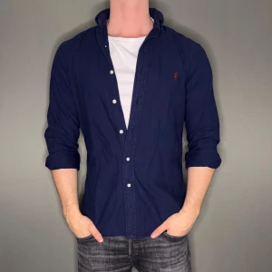 Ralph lauren skjorta - Hej säljer nu min fina Ralph lauren skjorta i storlek M. Den är i nyskick och kommer vara otroligt snygg nu i vår och framåt sommaren. Nypris cirka 1600kr! Vi kommer att sälja liknande produkter nu i vår och närmare sommar så glöm inte följa profilen!🌊🍾