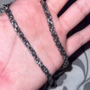 Silverfärgat kejsarhalsband  - Säljer ett stilrent silverfärgat halsband med robust kedjedesign. Länkarna är rektangulära och ger ett modernt och snyggt intryck. Perfekt accessoar för att lyfta din outfit. Aldrig använt, endast testat. 