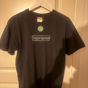 Supreme x KAWS Tee - Conditon 8/10