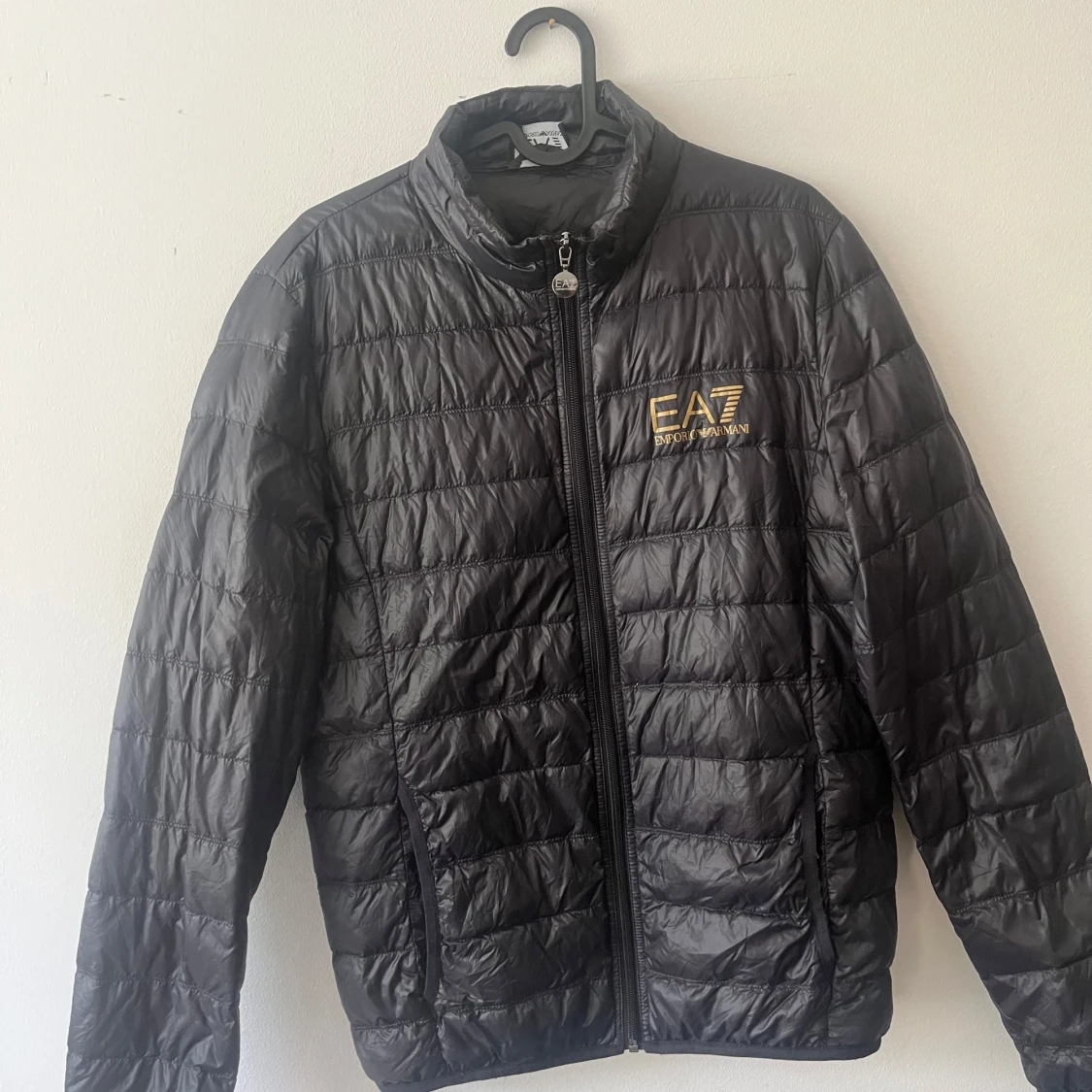 Svart dunjacka från EA7 Emporio Armani