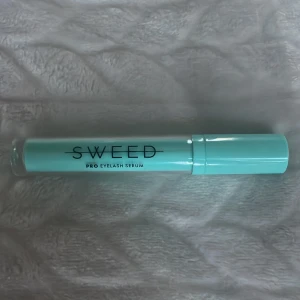 Sweed serum - Sweed Pro Eyelash Serum i en mintgrön tub med svart text. Kommer med en smal applikatorpensel för enkel applicering på fransarna. Perfekt för dig som vill boosta dina ögonfransar.