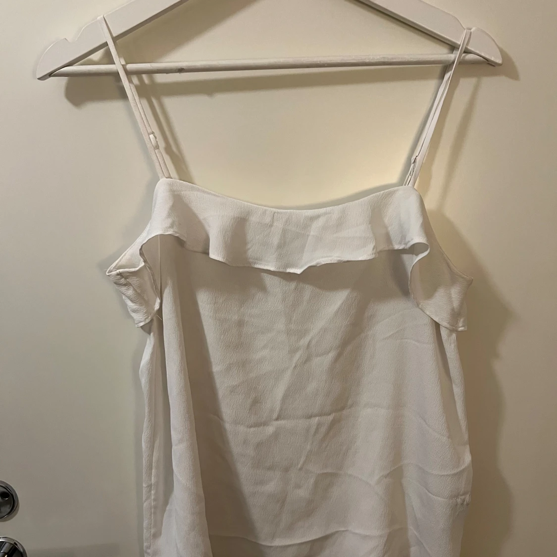 Vit volangprydd topp från H&M