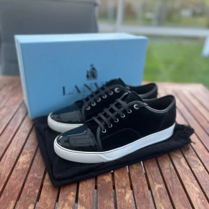 Lanvin DBB1 - Säljer nu mina riktigt snygga, svarta lanvin DBB1 i storlek UK 10, (44)🔥| Skorna är i toppskick förutom väldigt lite slitage vid hälarna, 9,5/10! | Snörena är helt nya och allt OG följer med, även kvitto! | Nypris: 5000kr, mitt pris: 2949kr | Skriv för fler bilder och tveka inte att skriva vid minsta fundering📝 Skickar inom 24 timmar📦