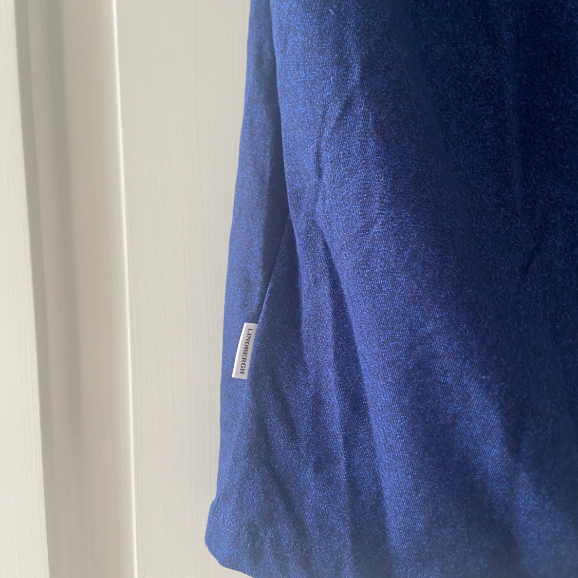 säljer en klassisk mörkblå t-shirt från märket Lindbergh - 3