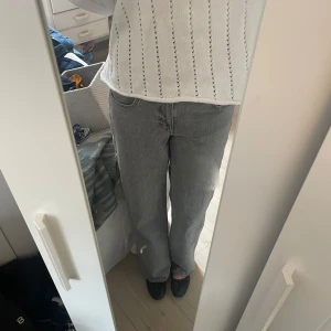 Gråa raka jeans - Säljer ett par gråa jeans med rak passform och låg/medel midja. Jeansen har klassisk femficksdesign och är i ett mjukt denimtyg. Perfekta till vardags för en avslappnad stil.