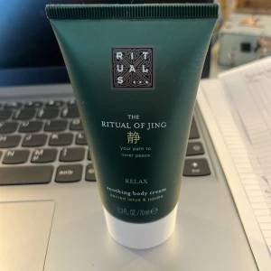The Ritual of Jing Relax Soothing Body Cream - En lyxig kroppskräm från Rituals, The Ritual of Jing Relax, med doft av sacred lotus och jujube. Kommer i en grön tub på 70 ml. Perfekt för att återfukta huden och ge en avslappnande känsla.