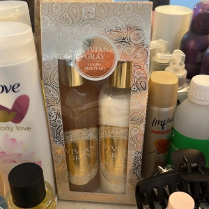 Vivian Gray Luxury Beauty Set - Lyxigt presentset från Vivian Gray med en duschgel och en body lotion, båda i eleganta flaskor med guld- och silverdetaljer. Duschgelen och bodylotion, båda på 250 ml. Perfekt för att skämma bort huden med fukt och mjukhet.