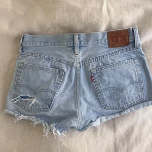 Ljusblå Levis jeansshorts - Supersnygga jeansshorts, midjemått tvärs över runt 39💕💕
