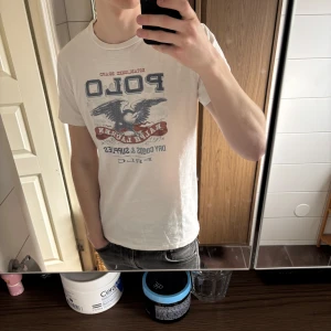 Vit t-shirt från Polo Ralph Lauren - Tja! Säljer nu en riktigt snygg Ralph Lauren t shirt. Storlek M men passar en S. Vid frågor är det bara att höra av sig