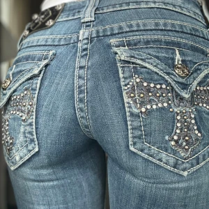 Miss Me Jeans Bootcut 😍😍 - Mycket snygga Miss Me Jeans i storlek w26  💕 Väldigt fina fickor och färg. Bootcut + LowRise. Här är måtten på byxorna:  Midjemått: Ca 35 cm Innerbenslängd: Ca 82 cm. Sitter riktigt snyggt och är väldigt unika 😍😍