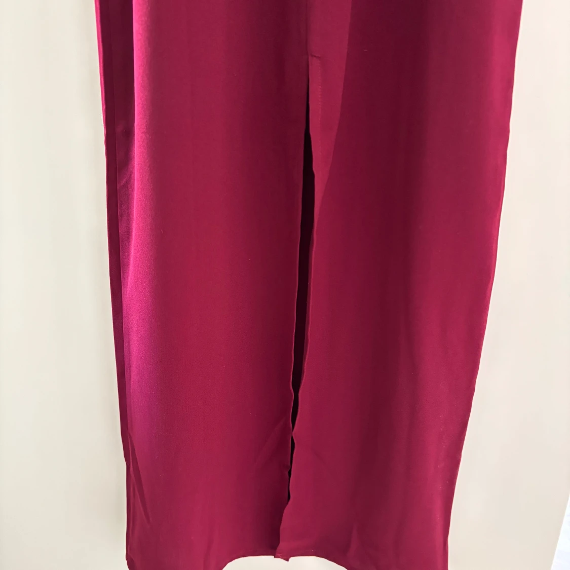 Vinröd långklänning med spetsdetaljer - 4