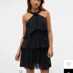 Svart volangklänning Vero Moda - Oanvänd men tvättad klänning från Vero Moda. Originalpris 850kr 