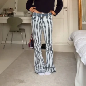 Vintage jeans lågmidja  - Jättecoola randiga unika lågmidjade jeans. SKÄRPET INGÅR INTE. Midjemått: 38, innerbenslängd: 81. Jag är 160 cm och de är för långa på mig. Nästan helt nya❤️