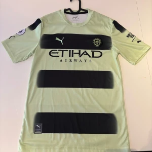 Manchester City tredjeställ 22/23 - Man City tredjeställ säsongen 22/23 med Erling Haaland på ryggen.