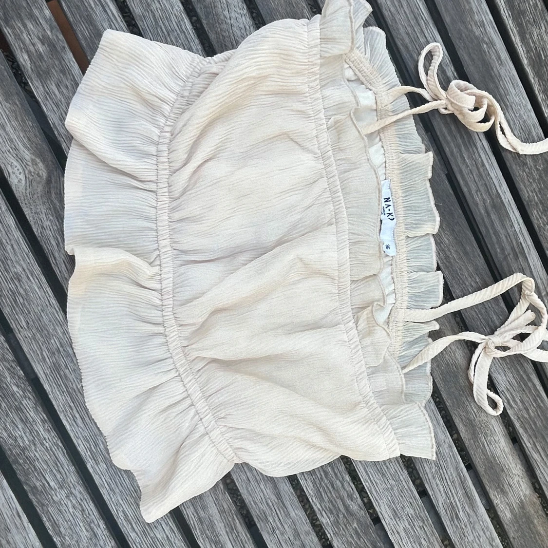 Beige volangtop från NAKD