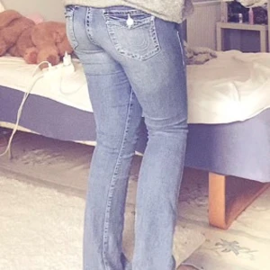 True religion jeans - Blåa true religion jeans, jätte bra till en basic men chick look! (Kan också byta jeans för jeans) Midjemått 27-28,/S (använda en gång) har inga slitningar eller fläkar på sig ❤️