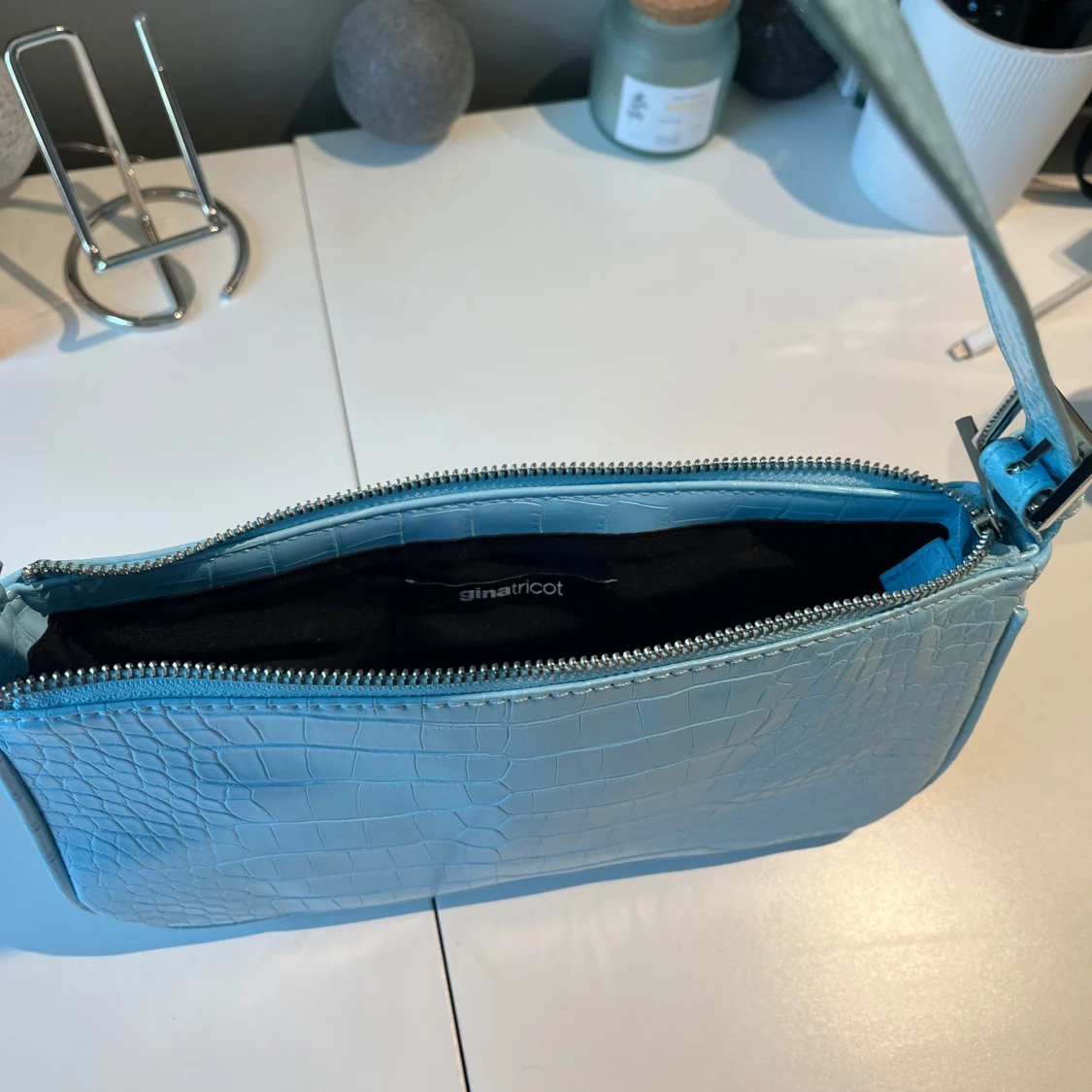 Ljusblå axelväska från Gina Tricot - 1