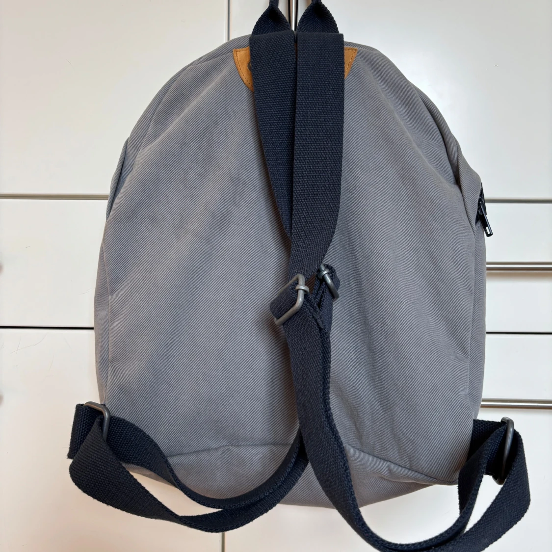 Grå ryggsäck från Brandy Melville/ John Galt Switzerland i perfekt skick  - 1