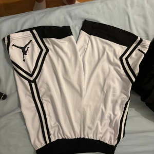 Jordan vita och svarta sportshorts - Jordan shorts aldrig använda. m men passar även s 