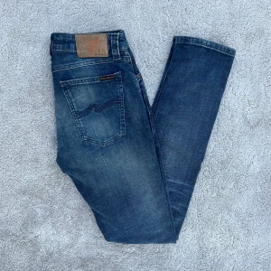 Nudie jeans  - Säljer nu dessa nudie jeans i storlek 27/32 nypris ligger runt 1600kr men vårt pris är endast 449kr skick 8/10 Fraktar spårbart med PostNord 