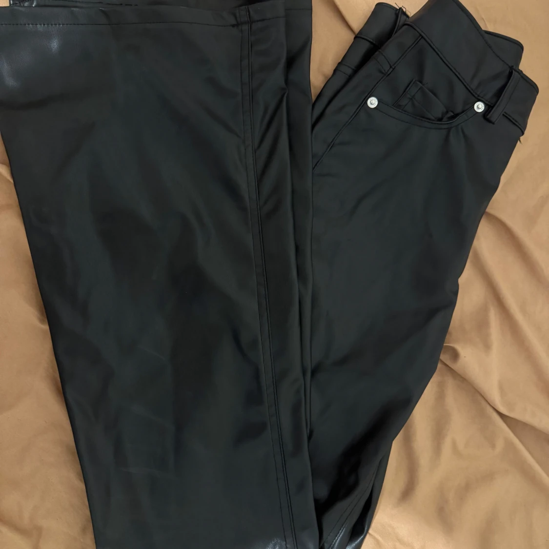 Svarta byxor i skinnimitation - 2