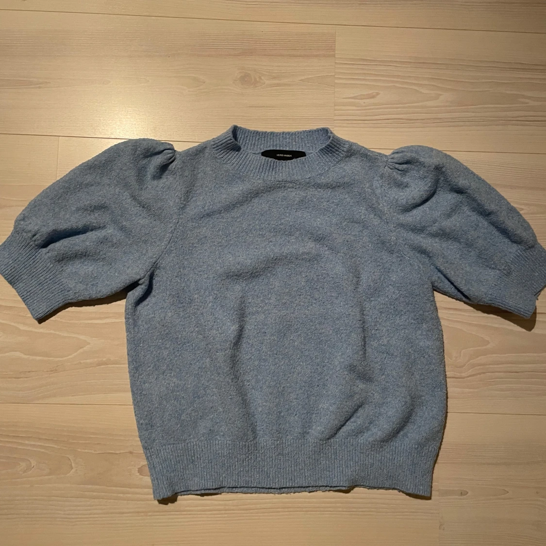 Blå stickad tröja med puffärm Vero Moda