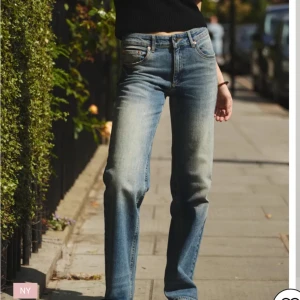 blå jeans straight fit - Trendiga  jeans i mellanblå tvätt med snyggt slitna detaljer. Modellen har rak passform, låg midja helt nya med pris lappen kvar, postar samma dag köpet köpa💕