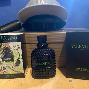 Valentino born in Roma  - En underskattad parfym från Valentino, det är valentino born in Roma green stravaganza, har ej använt den så mycket men de är en väldigt god parfym, håller inte så länge eftersom de är edt versionen. Frågor o pris kan diskuteras. Kom gärna med prisförslag! 
