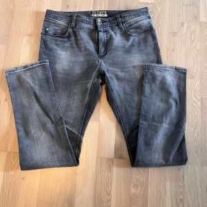 Grå jeans från Closed - Säljer ett par grå jeans från Closed med klassisk femficksdesign och raka ben. Jeansen har en snygg tvättad look och subtila slitningar för en cool vardagsstil. Passar perfekt till sneakers eller boots. Strl 32/32 