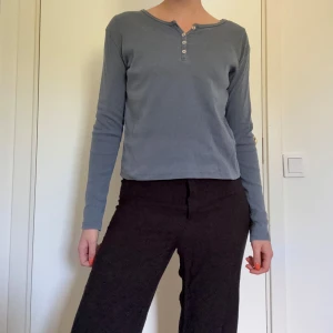 Mörkblå långärmad tröja med knappar - Mörkblå Brandy Melville tröja med knappar. Supersöt till hösten!