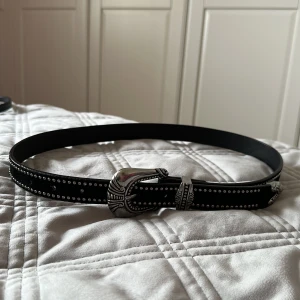 Svart silvrigt skärp - Svart o silver skärp 🖤 passar mig som har xs/s. Säljer för jag aldrig använder det. 