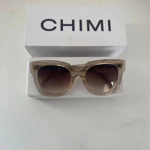 Chimis  - Solglasögon från chimi i modellen 08💛