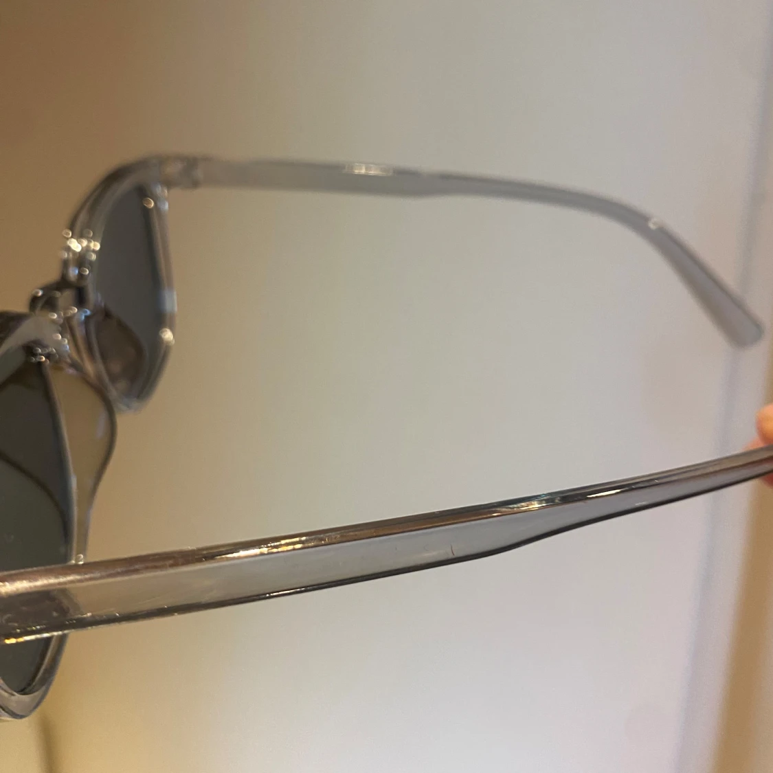 Transparenta solglasögon med gråa glas - 2