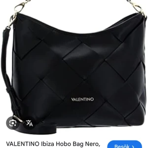 SÖKER Svart axelväska från Valentino - Säljer en svart axelväska från Valentino med flätad design och guldfärgade metalldetaljer. Valentino ibiza hobo bag, hör av dig om du säljer inom rimligt pris!