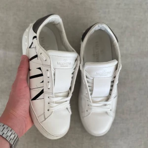 Valentino open skor  - Valentino open skor! Dem passar 37,5. Skick 8/10 inga scambud! Dustbag ingår. Skriv vid frågor! Självklart är dem äkta.