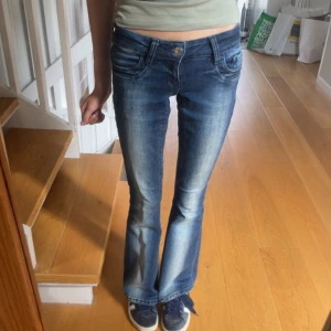 Blå bootcut jeans från Gina Tricot - Ett par nya marinblåa bootcut jeans från Gina 14+. Säljer jeansen för de inte kommer till användning. Köpte jeansen i våras. Bra skick. Köpte jeansen för 360 säljer för 200. köparen står för frakten, ingen retur💘