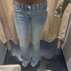 True Religon jeans  - Säljer dessa jättefina true religon jeans pga av att jag köpte fel storlek 🩵Innerbensmåttet är ca 81 cm och midjan ca 60 cm, dom är använda en gång och är så gott som nya 🌸Hör av er vid funderingar och frågor! 