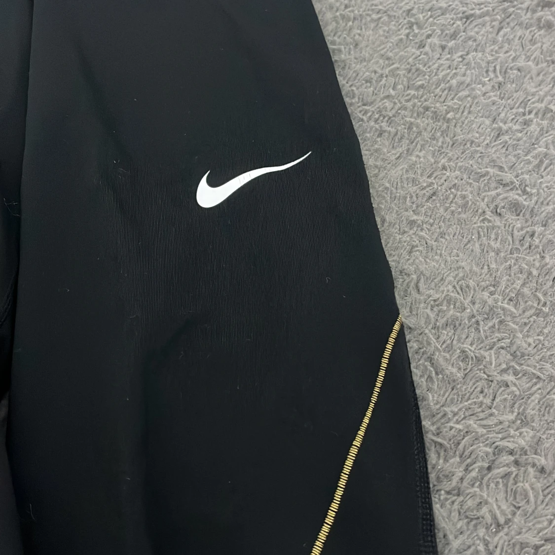 Nike Pro svarta tights med guldiga detaljer - 4