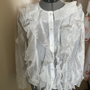 Vit blus från zara  - Säljer en superfina vita blusen från zara. Den passar mig perfekt som har storlek M dock är blusen i storlek XL men zara är lite känt för att vara lite off med storlekarna😂❤️